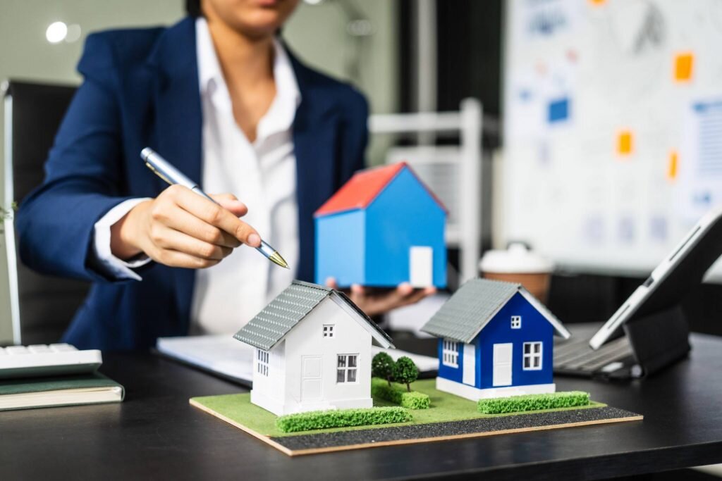 ¿Cómo afecta el cambio de domicilio a mis contratos con clientes y proveedores?